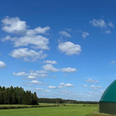 Kumppanuusmalli Sontek Biopowerin ja maatilan välillä biokaasulaitoksen rakentamiseksi.